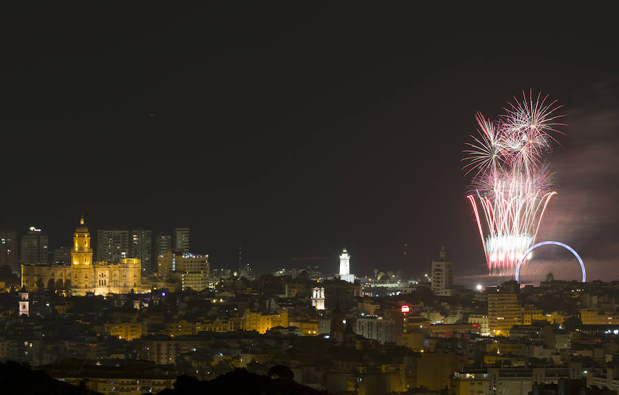 Repasamos en imágenes el espectáculo de fuegos artificiales que abrió la Feria de Málaga 2018.
