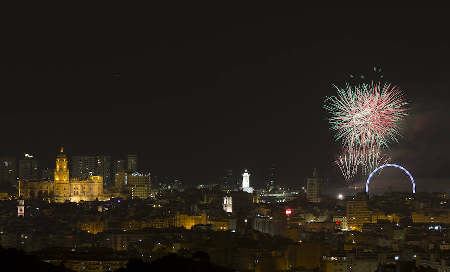 Repasamos en imágenes el espectáculo de fuegos artificiales que abrió la Feria de Málaga 2018.