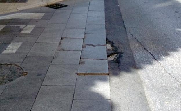 Calle Dos Aceras: pavimento en mal estado y baldosas rotas y levantadas en pleno Centro