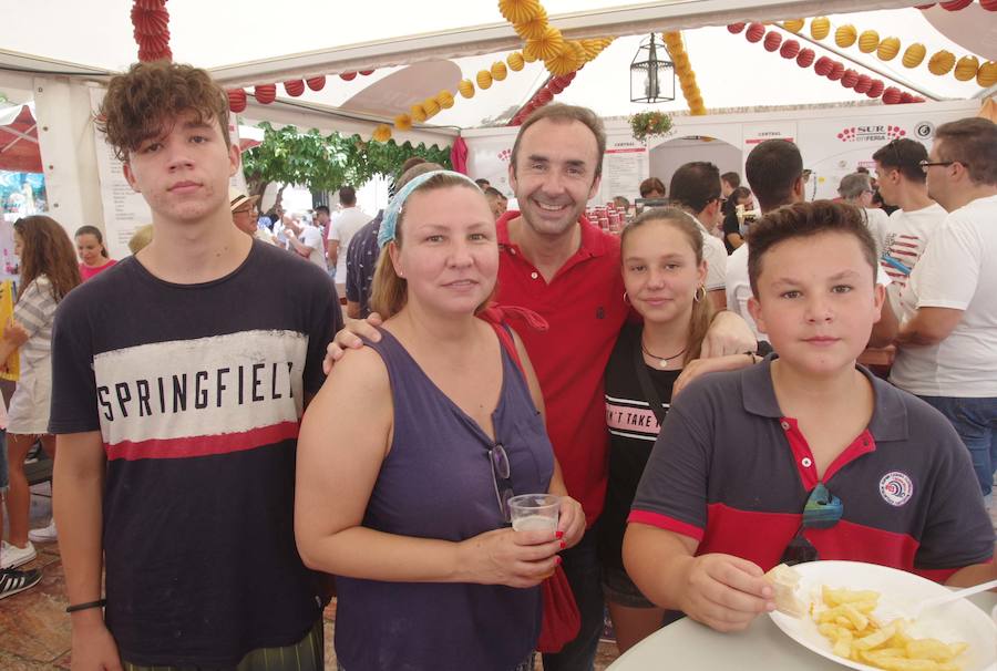 Familia Carrillo, que proceden de Cáceres, en la jornada de ayer.