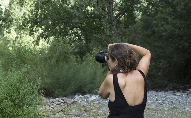 Artista: Noelia García Bandera. Proyecto: La artista busca el lado pictórico del paisaje del río Genal y lo convierte en un fondo fotográfico al modo de los telones que empleaban los retratistas hace años.