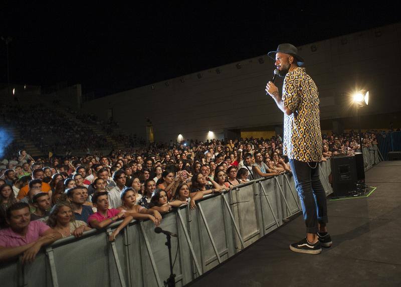 Las mejores imágenes de la tercera jornada de fiesta en la capital. Actuación de Efecto Pasillo.