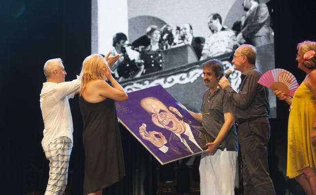 Imagen principal - Arriba, Ángel Idígoras hace entrega de un retrato de Chiquito de la Calzada a la sobrina del artista. Abajo, Tomás García (izquierda) y Justo Gómez (derecha).