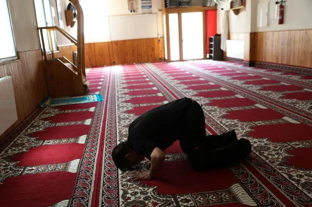 Un hombre reza en la mezquita de Ripoll, donde
ejerció como imán el supuesto cerebro de los
atentados terroristas, Abdelbaki Es Satty.
:: SUSANA VERA / reuters