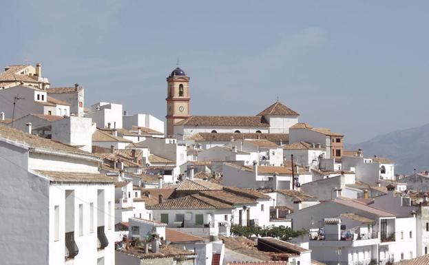 La torre de la iglesia es el elemento más destacado del pueblo blanco de Algatocín.