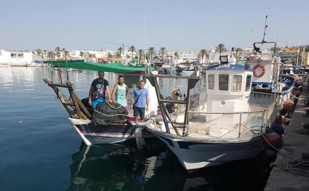 Armadores de la flota de marisqueo de Caleta de Vélez (archivo). 