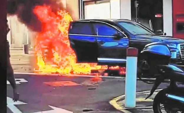 Una de las imágenes donde se observa que el fuego se inició en la parte posterior del vehículo. 