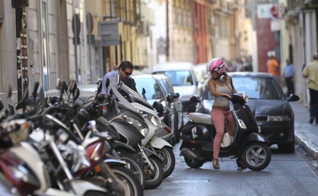 Motos aparcadas en una calle del Centro de Málaga, donde cada vez es más difícil encontrar un hueco libre.