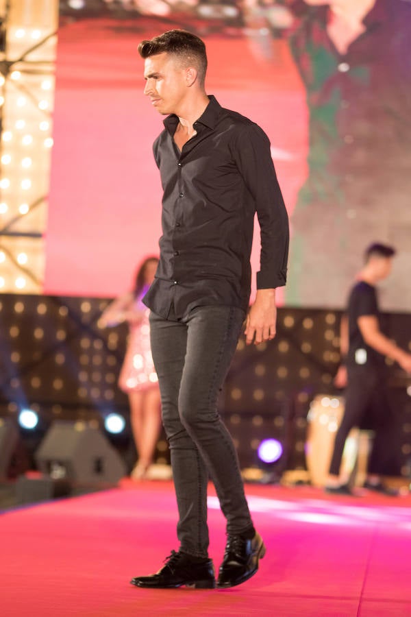 Paloma Burgueño Franco y Edgar Benítez Villodres fueron coronados anoche como los más bellos de la capital durante la tradicional gala celebrada en la portada del Real de Cortijo de Torres