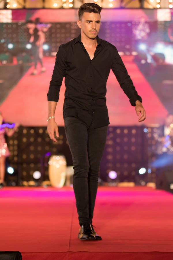 Paloma Burgueño Franco y Edgar Benítez Villodres fueron coronados anoche como los más bellos de la capital durante la tradicional gala celebrada en la portada del Real de Cortijo de Torres