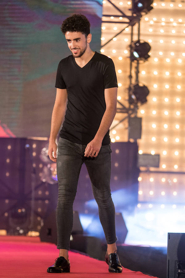 Paloma Burgueño Franco y Edgar Benítez Villodres fueron coronados anoche como los más bellos de la capital durante la tradicional gala celebrada en la portada del Real de Cortijo de Torres