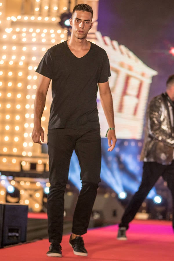 Paloma Burgueño Franco y Edgar Benítez Villodres fueron coronados anoche como los más bellos de la capital durante la tradicional gala celebrada en la portada del Real de Cortijo de Torres