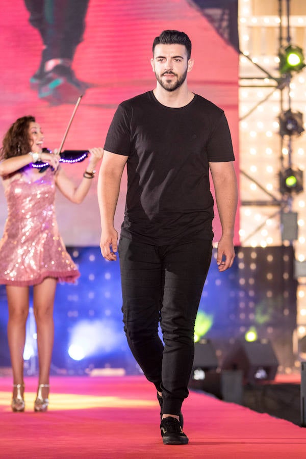 Paloma Burgueño Franco y Edgar Benítez Villodres fueron coronados anoche como los más bellos de la capital durante la tradicional gala celebrada en la portada del Real de Cortijo de Torres