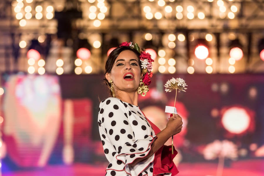 Paloma Burgueño Franco y Edgar Benítez Villodres fueron coronados anoche como los más bellos de la capital durante la tradicional gala celebrada en la portada del Real de Cortijo de Torres