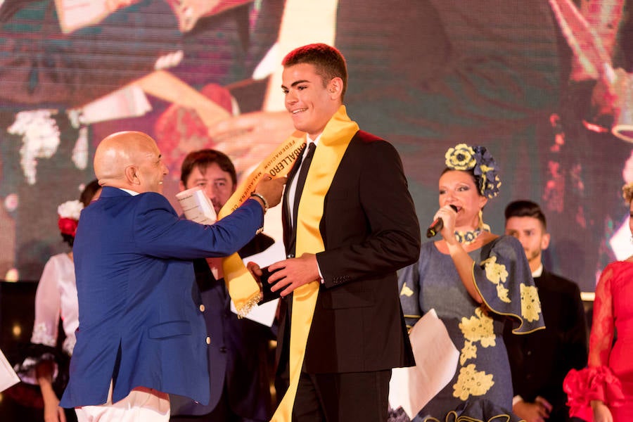 Paloma Burgueño Franco y Edgar Benítez Villodres fueron coronados anoche como los más bellos de la capital durante la tradicional gala celebrada en la portada del Real de Cortijo de Torres