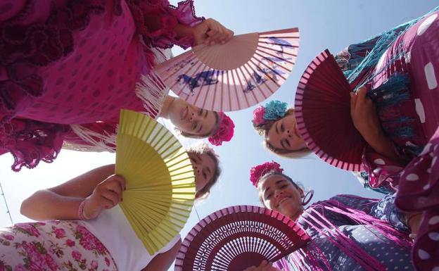 La moda flamenca se viste en el Real de la Feria