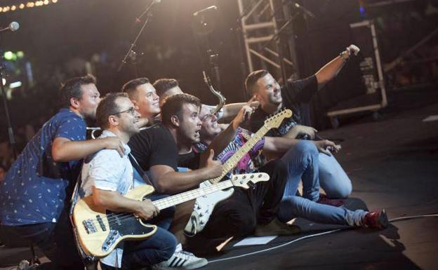 Foto de grupo de Musicómanos en el escenario de la explanada de la Juventud.