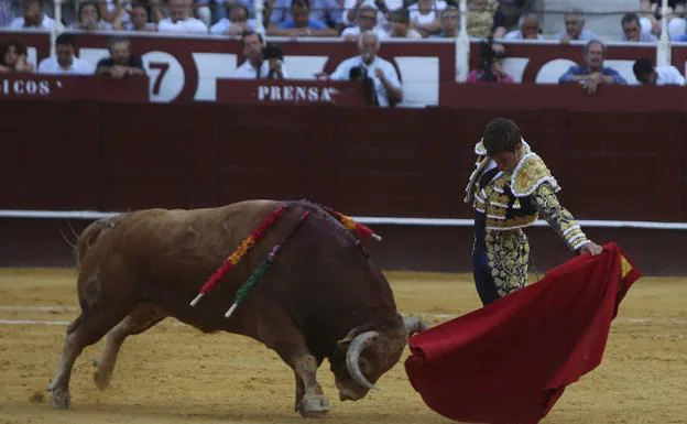 El Juli con la mano izquierda en el tercero. 