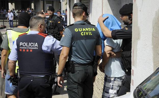 Agentes de la Guardia Civil y los Mossos practican una detención en Ripoll, el año pasado, tras los atentados de Barcelona.