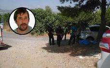 Agentes de policía, junto al lugar del hallazgo. En la imagen superior, foto de Antonio Ortega. 