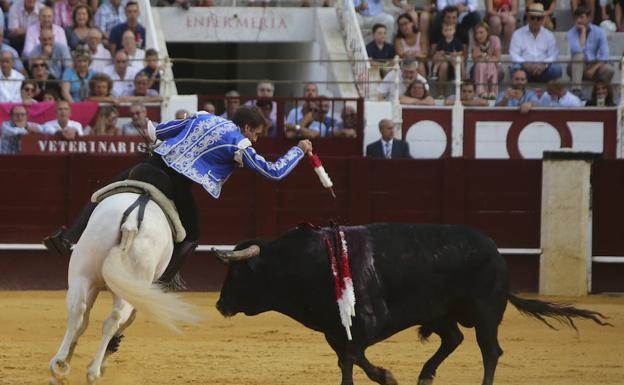 Pablo Hermoso de Medoza coloca una banderilla a toro pasado. 