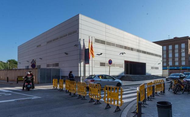 Vallas protectoras ante la comisaría de Cornellá de Llobregat (Barcelona). 