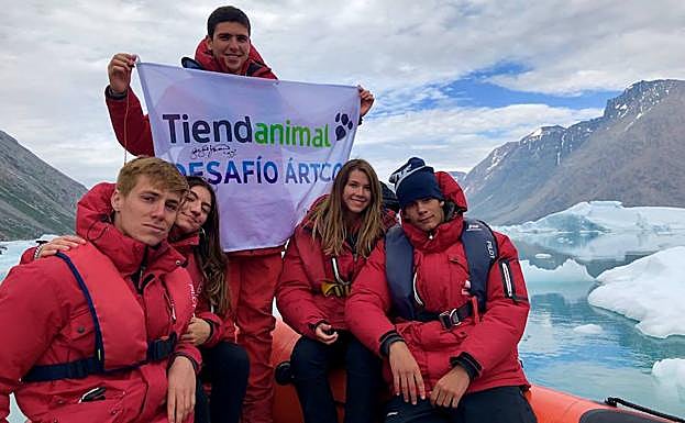 Cristóbal Angulo, primero por la izquierda, con sus compañeros de expedición.
