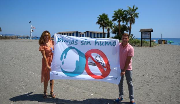 Sandra Extremera y Óscar Medina, ayer con una bandera. 