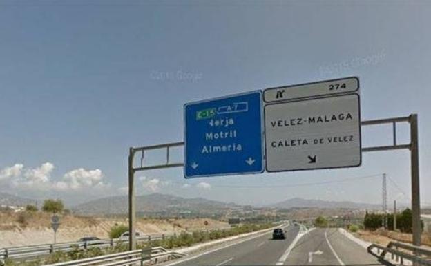 El semienlace de Caleta de Vélez únicamente permite la salida desde la autovía en sentido Nerja. 