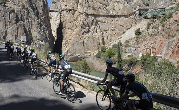 El pelotón de la Vuelta, en 2015 en su primera llegada al Caminito del Rey. :