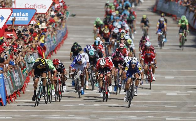 La Vuelta presenta a los equipos en la calle Alcazabilla