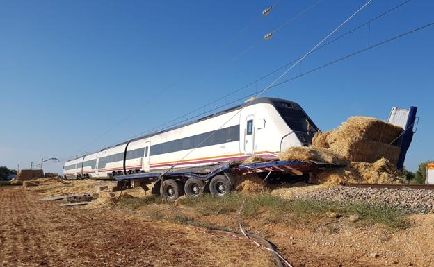 Imagen del choque del tren Sevilla-Málaga con un camión entre Fuente de Piedra y Bobadilla.