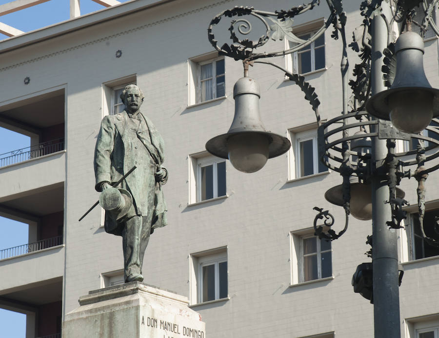 Fotos: La estatua del Marqués de Larios será desmontada para su restauración