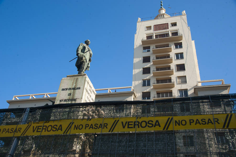 Fotos: La estatua del Marqués de Larios será desmontada para su restauración