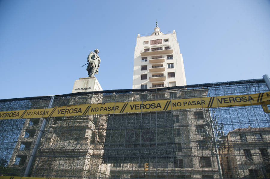 Fotos: La estatua del Marqués de Larios será desmontada para su restauración