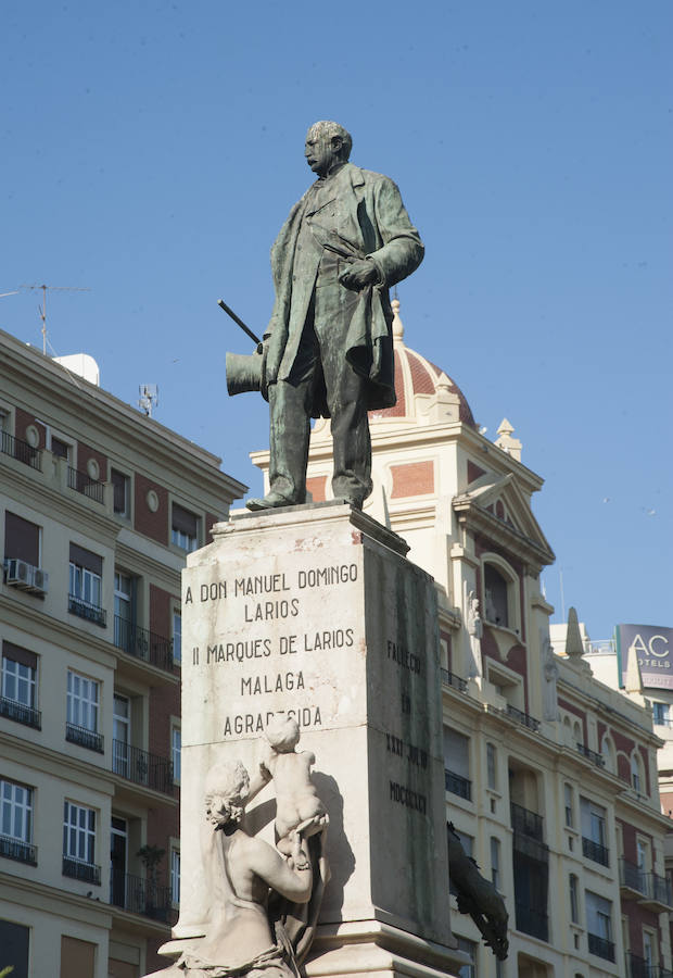 Fotos: La estatua del Marqués de Larios será desmontada para su restauración