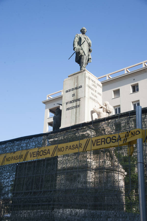 Fotos: La estatua del Marqués de Larios será desmontada para su restauración