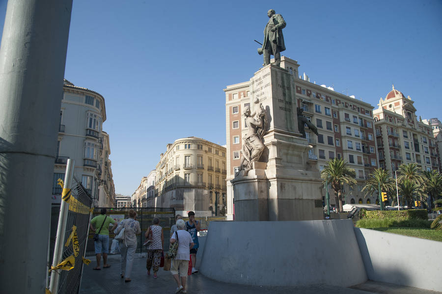 Fotos: La estatua del Marqués de Larios será desmontada para su restauración