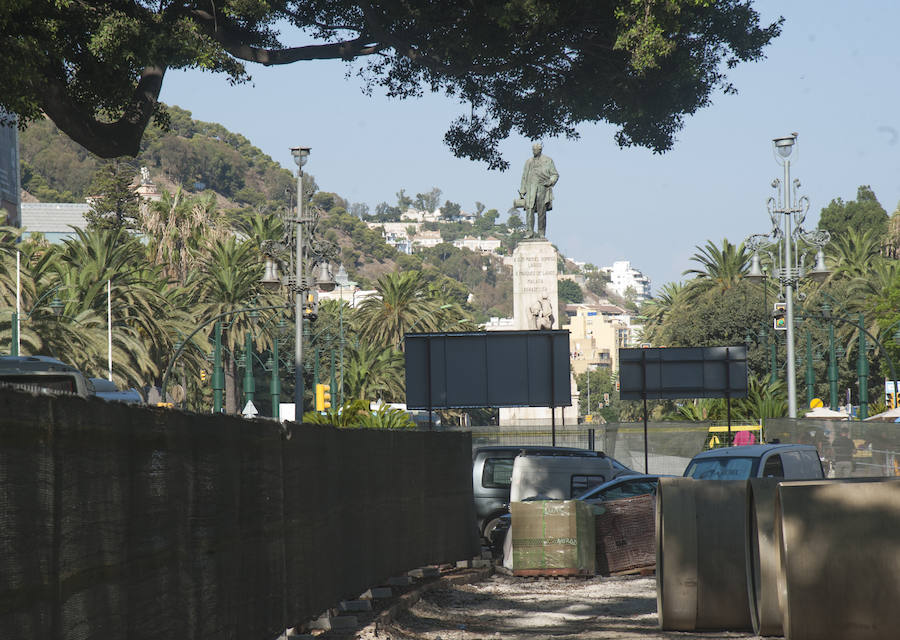 Fotos: La estatua del Marqués de Larios será desmontada para su restauración