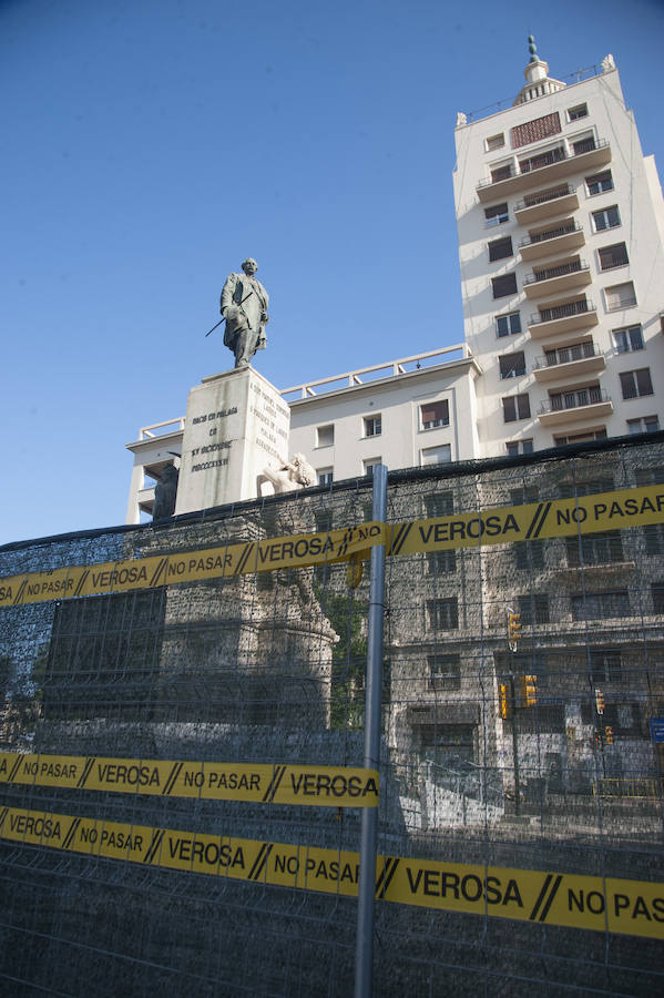 Fotos: La estatua del Marqués de Larios será desmontada para su restauración