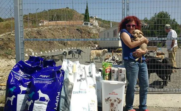 La fundadora del Refugio de Leo, Lourdes Peláez, en la finca. 