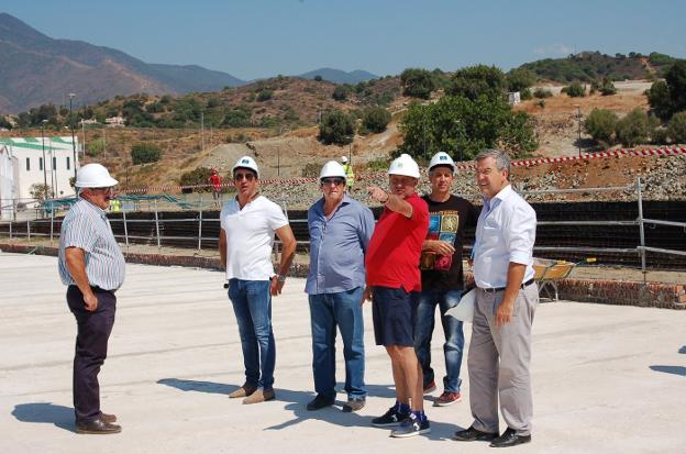 Fermín Cacho, junto al alcalde y los técnicos responsables de las obras.