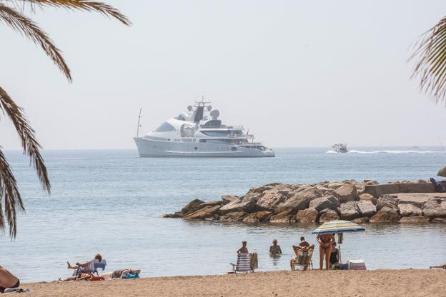 EL MEGAYATE 'YAS' FONDEA FRENTE A BANÚS
