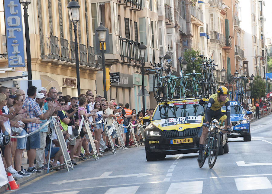 Málaga es protagonista en la Vuelta Ciclista España 2018. La etapa inicial y hasta otras tres tocan tierras malagueñas en una edición en la que hasta la canción oficial es de una malagueña. Aquí recogemos las mejores imágenes del paso por Málaga