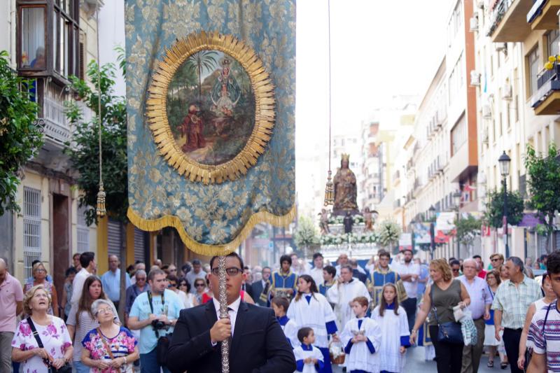 Decenas de personas han acompañado a la imagen en su recorrido