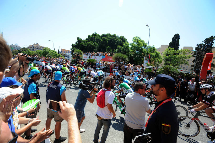 Málaga es protagonista en la Vuelta Ciclista España 2018. La etapa inicial y hasta otras tres tocan tierras malagueñas en una edición en la que hasta la canción oficial es de una malagueña. Aquí recogemos las mejores imágenes del paso por Málaga