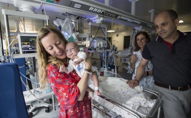 Olga y Roberto, junto a su hijo Leo, uno de los bebés prematuros alimentados con leche materna de donantes cántabras