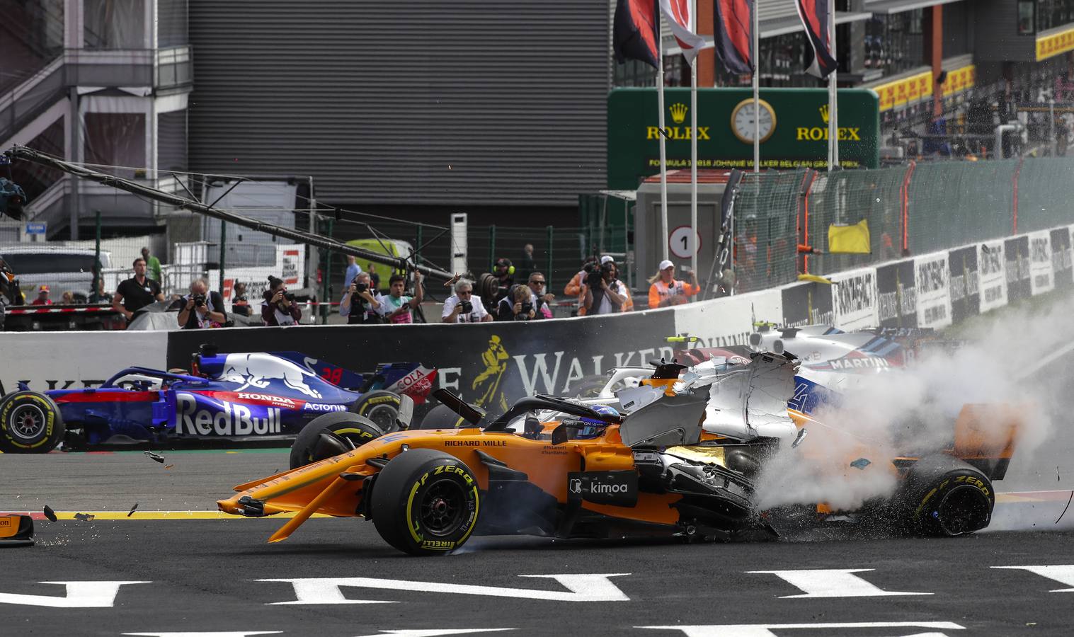 Fotos: Las imágenes del brutal accidente de Fernando Alonso