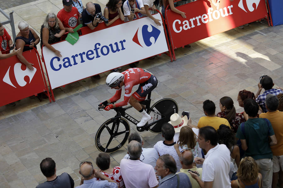 Málaga es protagonista en la Vuelta Ciclista España 2018. La etapa inicial y hasta otras tres tocan tierras malagueñas en una edición en la que hasta la canción oficial es de una malagueña. Aquí recogemos las mejores imágenes del paso por Málaga