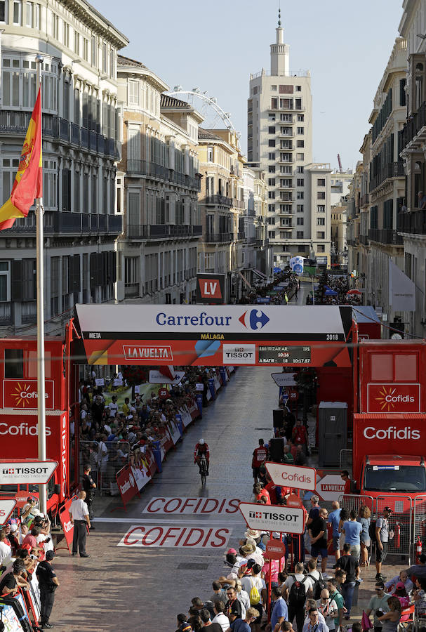 Málaga es protagonista en la Vuelta Ciclista España 2018. La etapa inicial y hasta otras tres tocan tierras malagueñas en una edición en la que hasta la canción oficial es de una malagueña. Aquí recogemos las mejores imágenes del paso por Málaga